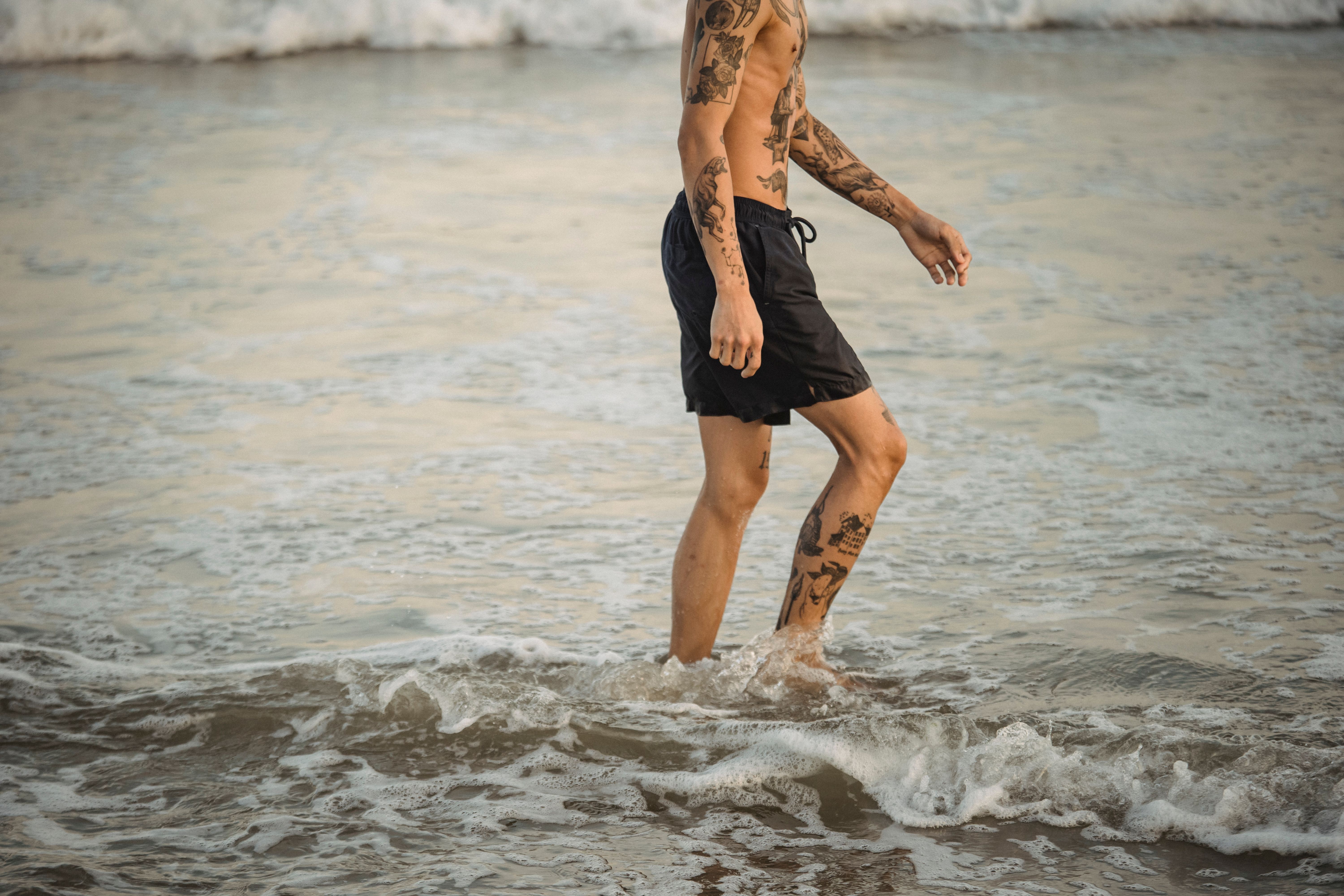Banho de chuveiro rápido, o único tipo permitido com tatuagem nova